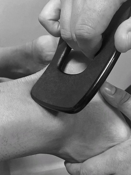 Mão segurando uma escova de dentes

Descrição gerada automaticamente com confiança média